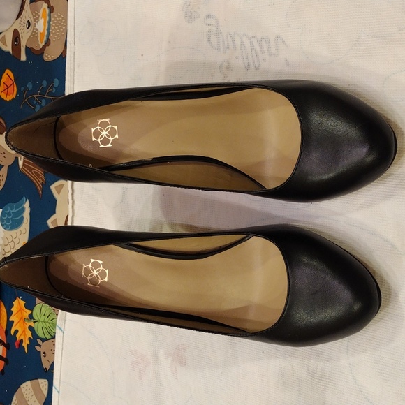 Ann Taylor Shoes - Ann Taylor black 4 inch, almond toe dress shoe.
